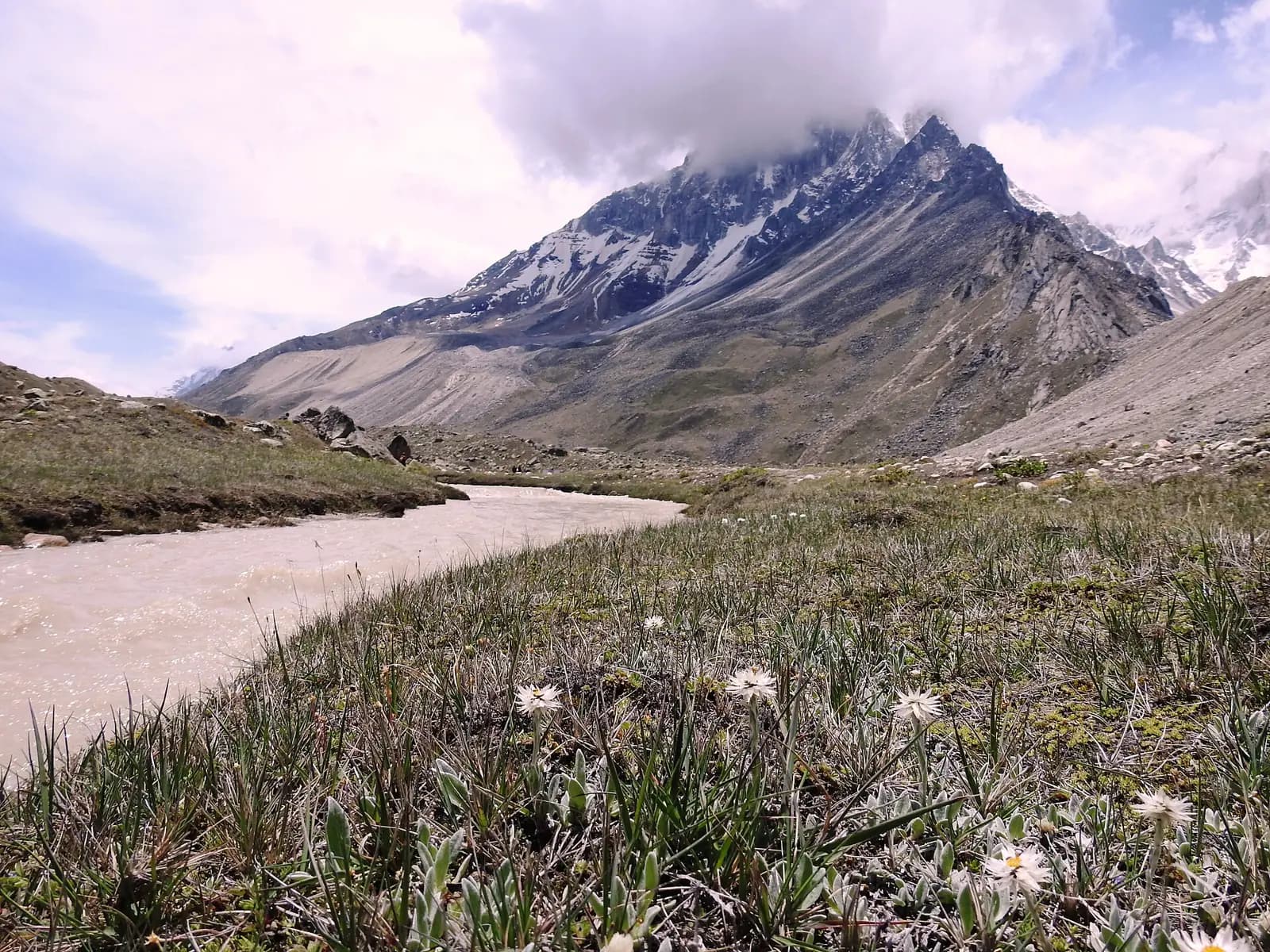 Gaumukh–Tapovan — Akash Ganga flowing in Tapovan meadow near Shivling Mountain.